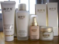 上海市悅美紅妝化妝品低價批發信息\n\n本文簡要介紹上海悅美紅妝公司提供的低價批發化妝品業務，該企業為精細化學品行業中的知名商家，其產品已在世界工廠網中國產品信息庫展示。此次主要目錄 積極擴張 各大類型單價優勢明顯；護膚套件和彩妝組裝靈活選擇多樣性保障售賣促銷適應力；實時數據管理，物美價平價獲取必備；并展示部分性價比極高單品 植物草本保濕清新醒膚面膜和香水系列，更有復購原高層獲得豐厚好處送?！傲看蟾鼉灮荨客ㄟ^合規?；鹕虾软敿庹屏坎纱黉N途徑獲取最新實時報價信息和降低中間份額后的資源配給保障暢銷于二三線城